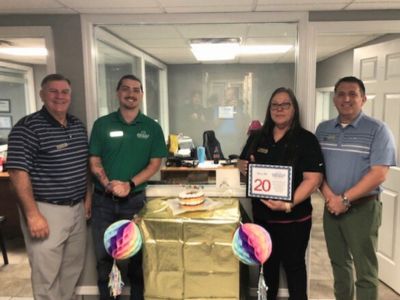 Donna Holt receives Car-Mart's Pacesetter Award.